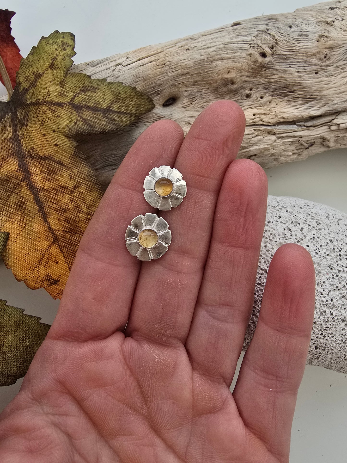 Daisy stud earrings